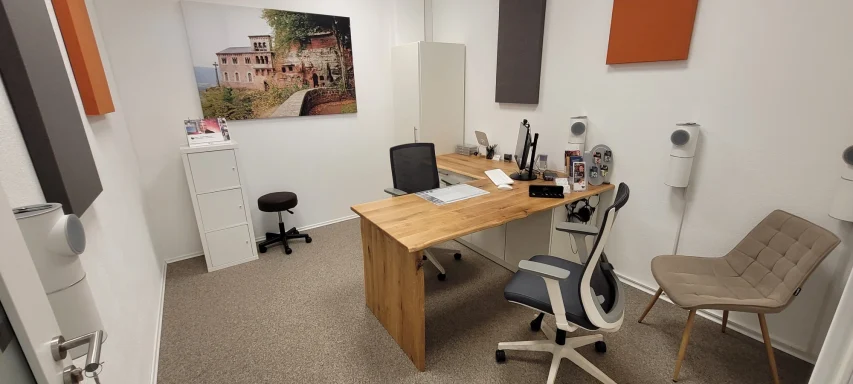 Büro mit Schreibtisch, Stuhl, Sitzgelegenheit und Bild von der Klause in Kastell an der Wand.